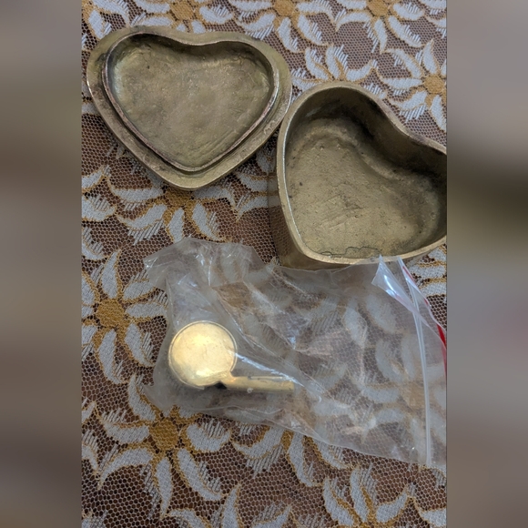 Vintage brass heart trinket holder with brass whistle - Picture 3 of 8